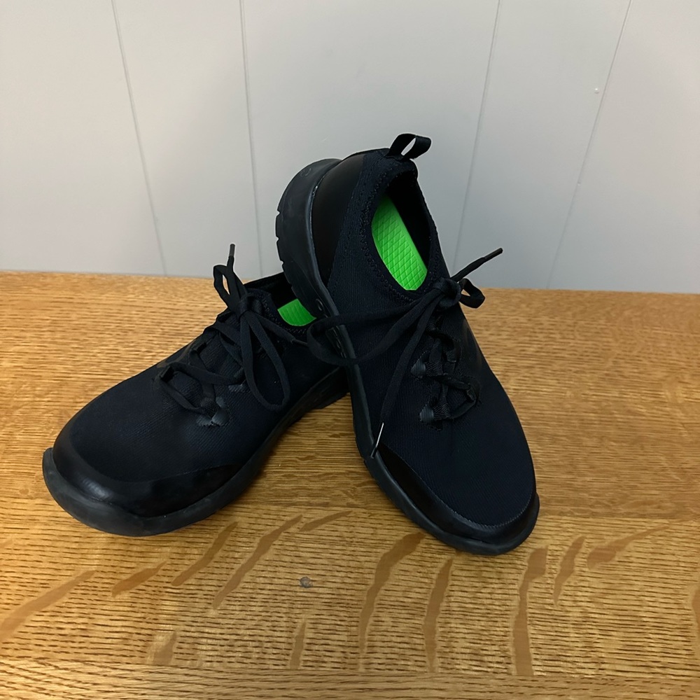 Men’s OOfos size 8